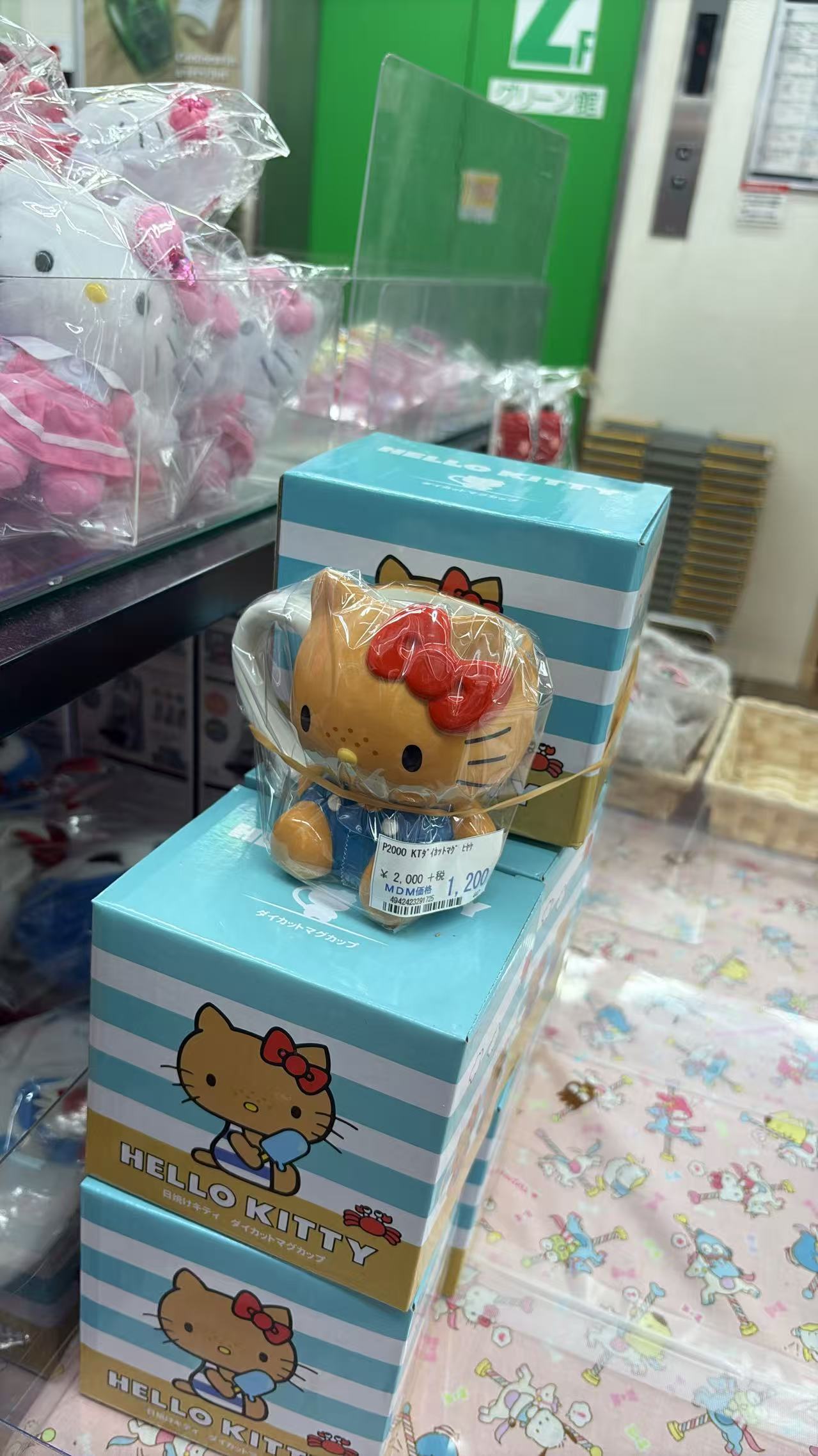 0807 折扣店 Hello Kitty 夏威夷晒黑皮肤造型立体马克杯