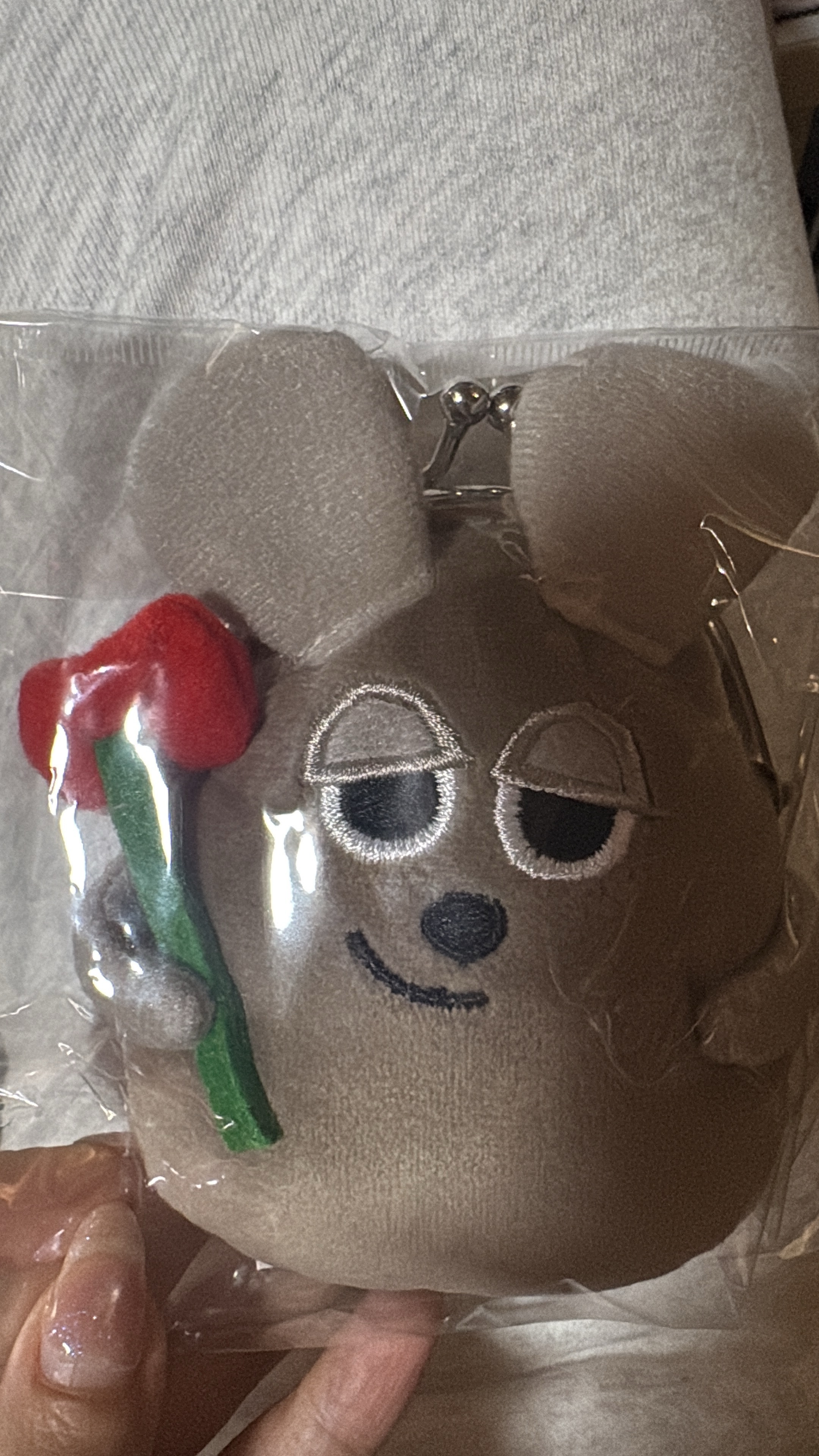 折扣店 面包小偷拿红花收纳包