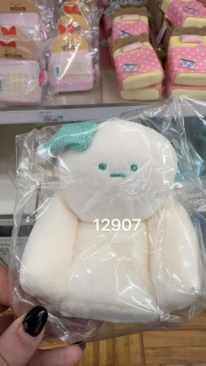 0927 折扣店 角落生物 白色小沙发 绿色帽子