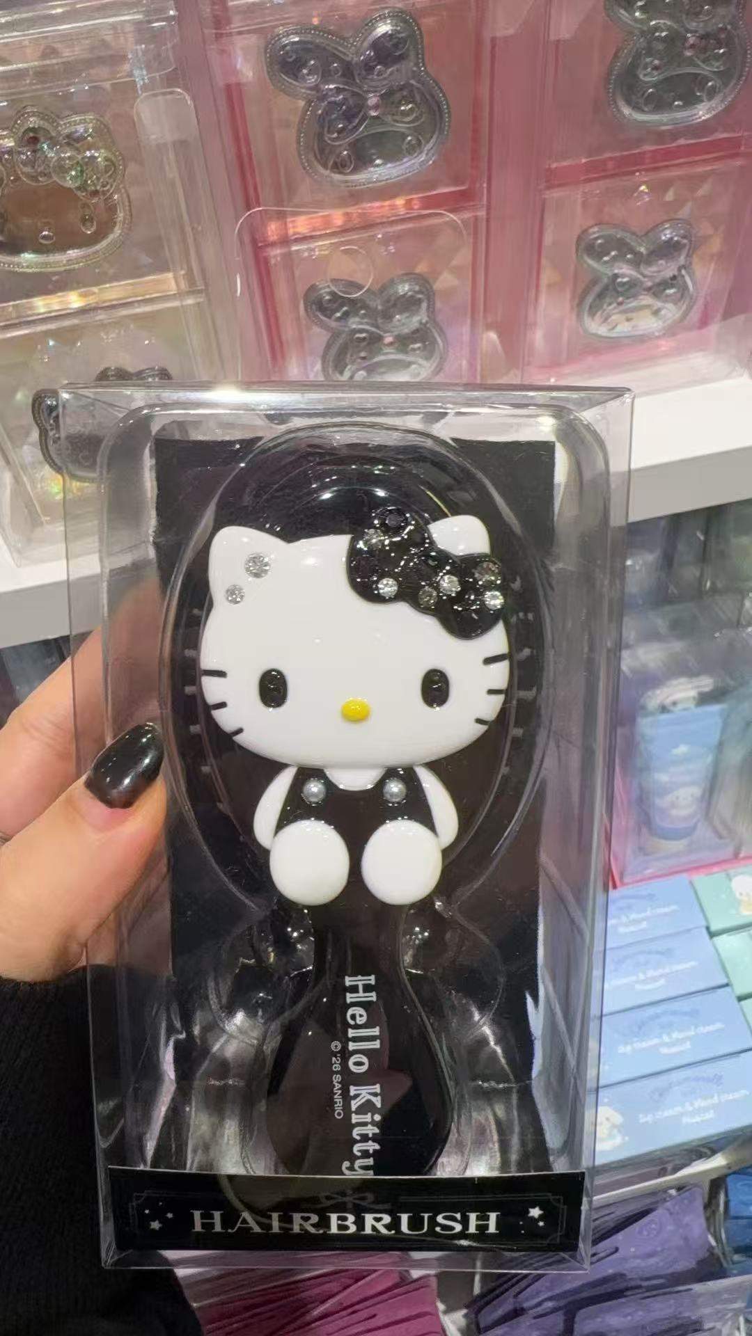 0927 折扣店 Hello Kitty 黑色水钻造型气垫梳提前预热