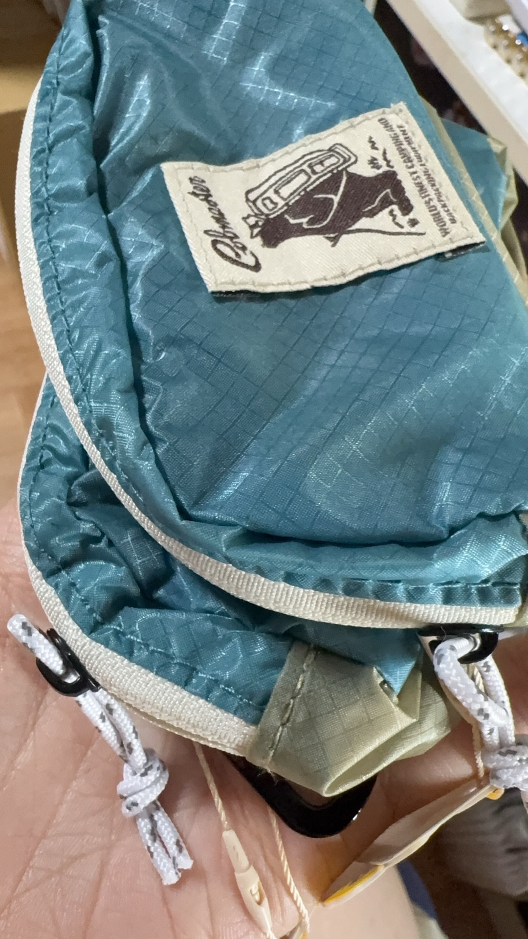 折扣店 黑熊长条蓝色挂包mini