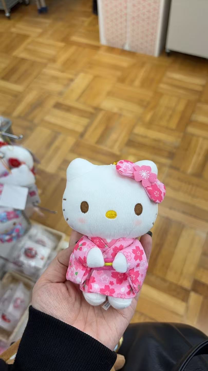 1001 折扣店 三丽欧 粉色和服 毛绒挂件 kt