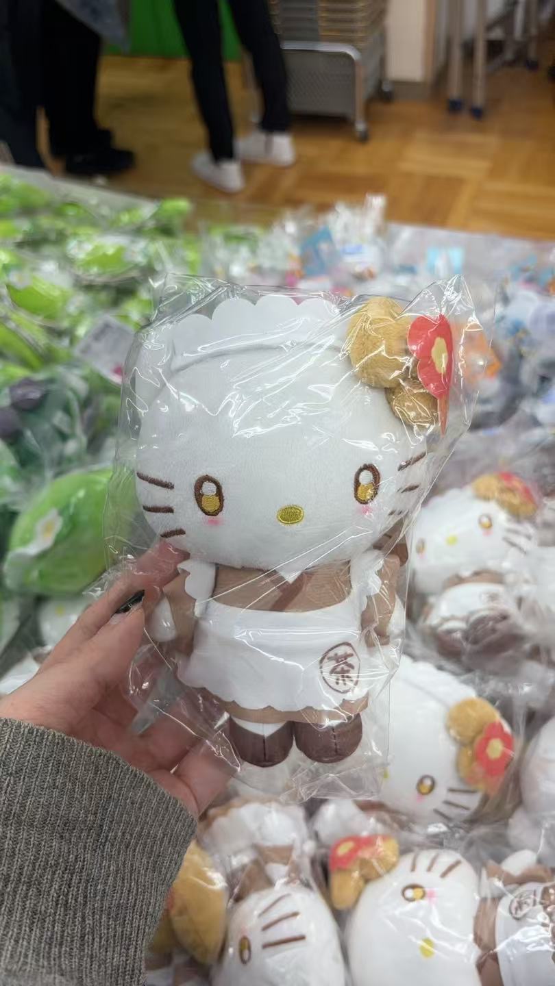 1005 折扣店 三丽鸥 kt棕色白色围裙 毛绒挂件