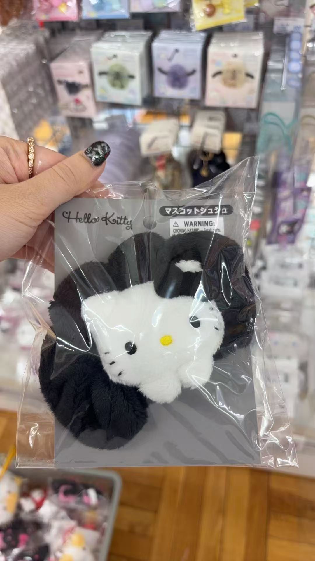 1015 折扣店 Hello Kitty 黑色毛绒大肠发圈
