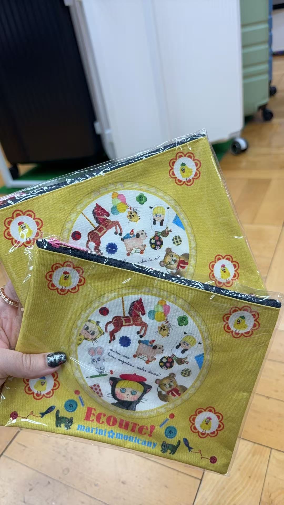 1015 折扣店 marini montany 黄色旋转木马插画笔袋收纳包